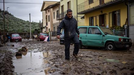 Ein Mann läuft durch den Schlamm in Montemurlo, in der Nähe von Prato.