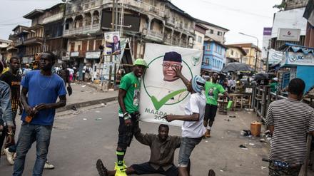Anhänger des Präsidenten Julius Maada Bio feiern in Freetown seine Wiederwahl. 