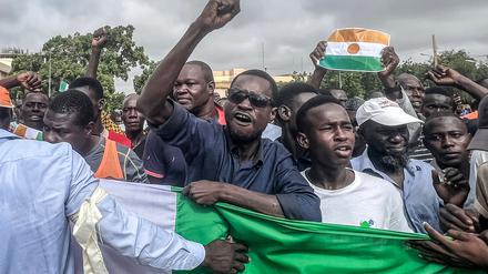 TOPSHOT - Protesters gesture during a demonstration on independence day in Niamey on August 3, 2023. Security concerns built on August 3, 2023 ahead of planned protests in coup-hit Niger, with France demanding safety guarantees for foreign embassies as some Western nations reduced their diplomatic presence. (Photo by AFP)
