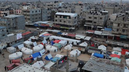 Zelte stehen in Rafah. 