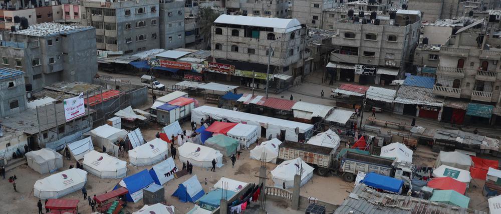 Zelte stehen in Rafah. 