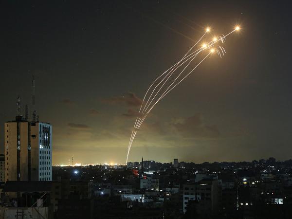 Das israelische Luftabwehrsystem Iron Dome fängt am 11. Oktober 2023 Raketen aus dem Gazastreifen ab.