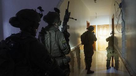 Israelische Soldaten in einem Haus in Chan Yunis.