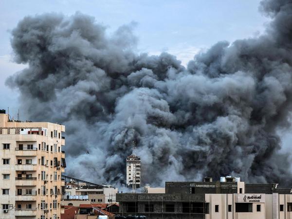 Am 7. Oktober 2023 steigt während eines israelischen Luftangriffs eine Rauchwolke über Gebäuden in Gaza-Stadt auf. 