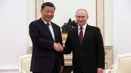 Hand drauf. Chinas Präsident Xi und sein russischer Amtskollege Putin in Moskau.