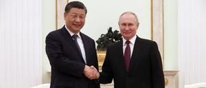 Hand drauf. Chinas Präsident Xi und sein russischer Amtskollege Putin in Moskau.