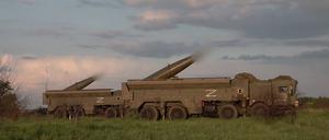 Russlands Verteidigungsministerium präsentiert eine abschussbereite Iskander-Rakete.