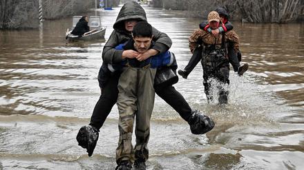 Ein Bild vom 8. April 2024 zeigt, wie Rettungskräfte Bewohner aus dem überfluteten Teil der Stadt Orsk in der russischen Region Orenburg, südöstlich der Südspitze des Uralgebirges, evakuieren. 