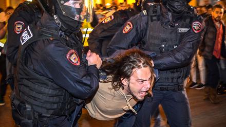 Ein Mann wird nach seinem Protest gegen die Teilmobilmachung in Moskau festgenommen.