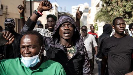 Protest gegen Verschiebung der Präsidentschaftswahl in Senegal. Die Polizei geht mit Tränengas gegen die Demonstranten vor. 