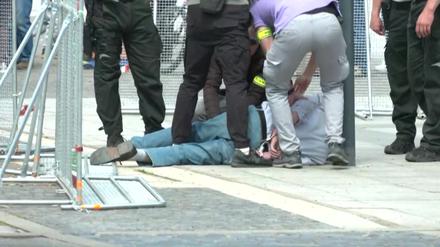 Ministerpräsident Fico am Boden liegend, unmittelbar nach den Schüssen.