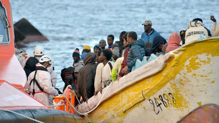 Ein Boot mit Migranten in einem Hafen auf den Kanarischen Inseln.
