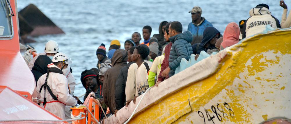 Ein Boot mit Flüchtlingen erreicht die Kanaren-Insel El Hierro.