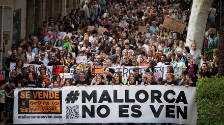 „Mallorca ist nicht zu verkaufen“ steht auf dem Banner, das die Proteste anführt.