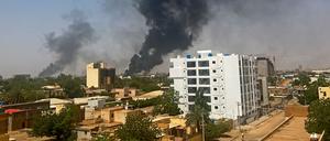 Dichte Rauchwolke über Khartoum.