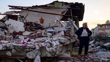In der Provinz Hatay steht eine Frau in den Trümmern ihres Hauses. 
