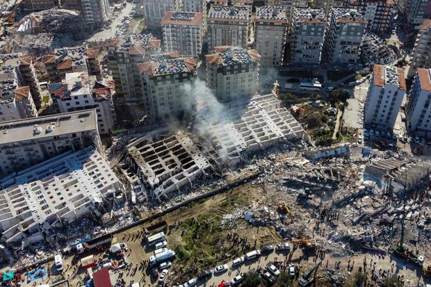Diese Luftaufnahme zeigt eingestürzte Gebäude in Hatay, im Südosten der Türkei, am Mittwoch, zwei Tage nach dem starken Erdbeben. Mehr als 6400 Häuser seien in der Türkei eingestürzt, hieß es am Mittwoch von staatlichen Stellen.