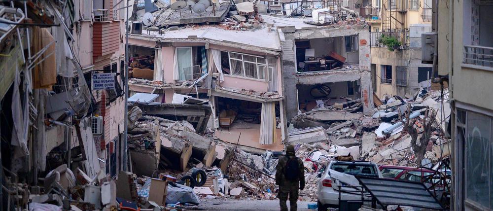 Zwei Erdbeben der Stärke 7.7 und 7.8 haben die Provinz Hatay im Süden der Türkei in Trümmer gelegt.