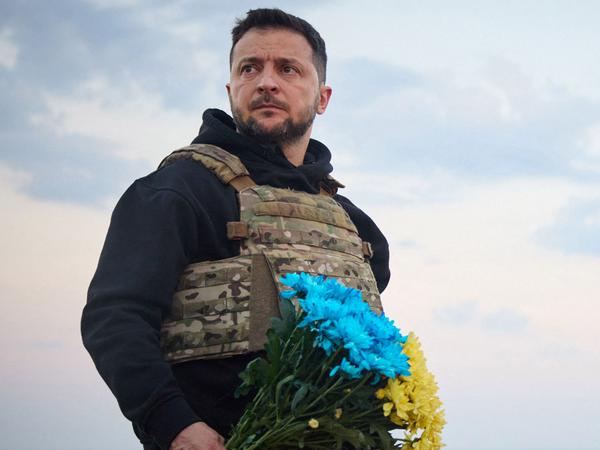 Zum 500. Jahrestag nach Kriegsbeginn (8. Juli 2023) legte Wolodymyr Selenskyj auf der Schlangeninsel Blumen nieder und gedachte der gefallenen Soldaten.  