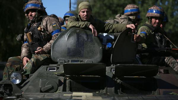Ukrainische Soldaten auf dem Weg zur Front in der Region Donetzk.