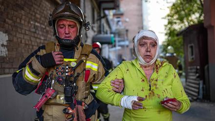 Eine verwundete Frau in Kiew.