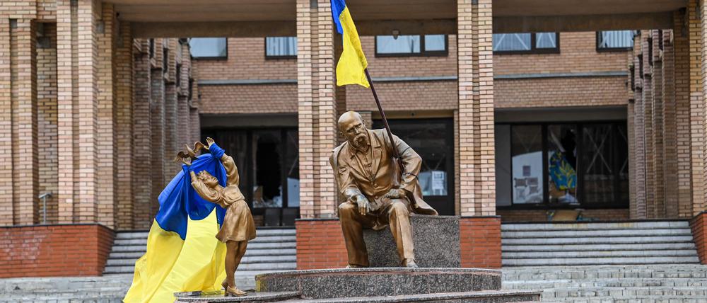 Ukrainische Flaggen wehen wieder im Ort Balakliya in Charkiw.