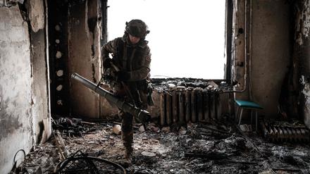 Ein ukrainischer Soldat hat sich in einem Haus in Bachmut verschanzt.