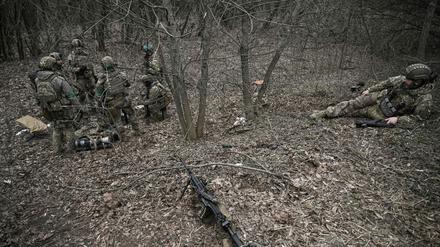 Ukrainische Soldaten in der Nähe von Bachmut.