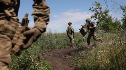 Ukrainische Soldaten wagen sich seit Wochen vermehrt nur noch zu Fuß voran.