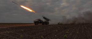  Ukrainische Soldaten feuern in der Region Charkiw mit dem Mehrfachraketenwerfer BM-21 „Grad“ auf russische Stellungen. 