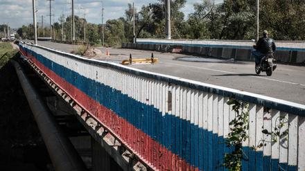 Der Zaun einer Brücke über den Fluss Oskil ist in den russischen Nationalfarben angemalt. 