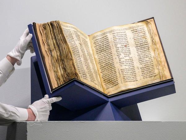 Codex Sassoon wurde bei Sotheby’s in New York City für eine Rekordsumme versteigert. 