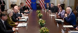 US-Präsident Joe Biden trifft sich mit EU-Kommissionspräsidentin Ursula von der Leyen und EU-Ratspräsident Charles Michel im Weißen Haus.