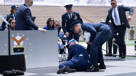 Der Präsident am Boden: Joe Biden stürzt nach einer Rede vor Absolventen der Militärakademie in Colorado Springs. 