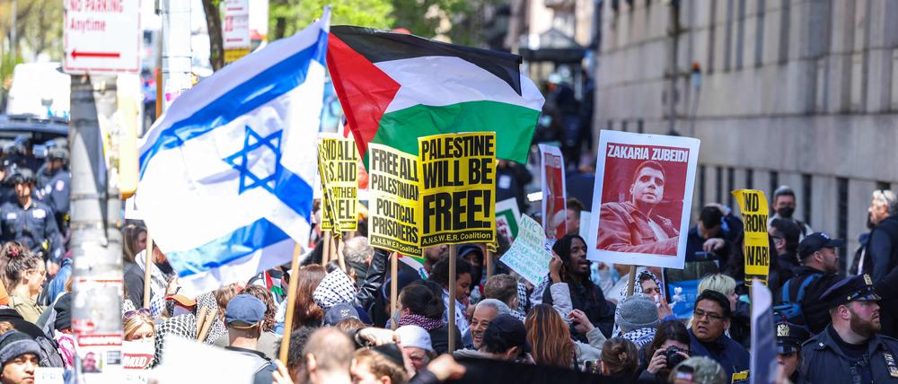 Pro-palästinenische and pro-israelische Demonstranten treffen vor dem Eingang der Columbia University in New York aufeinander.