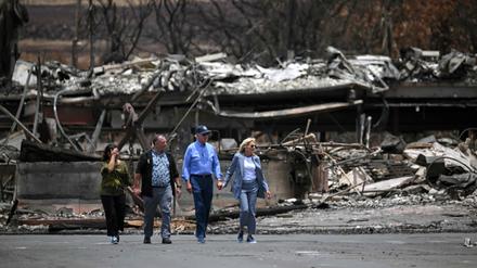  US-Präsident Joe Biden (2.v.r.), First Lady Jill Biden (r.), Hawaiis Gouverneur Josh Green (2.v.l.) und seine Ehefrau Jaime Green besuchen ein vom Waldbrand zerstörtes Gebiet in Lahaina.