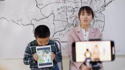 Kampf gegen das Regime: Zijuan Chen geht mit ihrem Sohn Tutu an die Öffentlichkeit, um ihren Ehemann zu finden. 