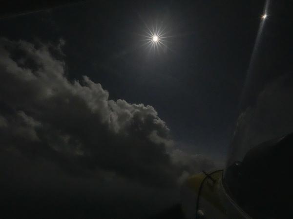In Arkadelpia (USA) entfaltet sich ein nächtlicher Himmel sich am Nachmittag, als der Mond die Sonne während einer totalen Sonnenfinsternis teilweise bedeckt.