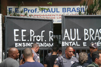 Polizisten bewachen den Eingang der Raul Brasil State School. Bei einem Amoklauf in der Schule sind mindestens acht Menschen ums Leben gekommen.
