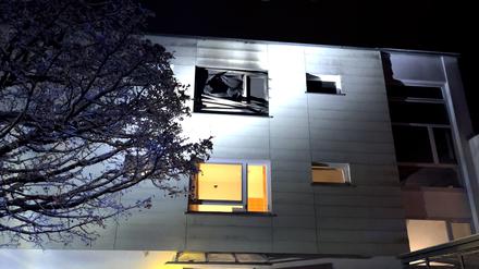  Ein rußgeschwärztes Fenster (oben) ist bei einem Brand am Gebäude einer Pflegeeinrichtung zu sehen. Bei dem Feuer in der Pflegeeinrichtung sind am Dienstagabend mehrere Menschen ums Leben gekommen.
