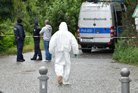 Einsatzkräfte der Polizei und Kriminaltechniker stehen am 08.09.2017 in Berlin an einem Weg am Hardenbergplatz. Dort wurde in einem dichtbewachsenen Grünbereich die Leiche von Susanne F. gefunden.