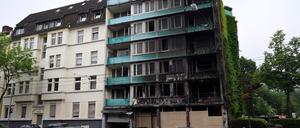 Nach der Explosion und dem verheerenden Feuer in einem Wohn- und Geschäftshaus in Düsseldorf mit drei Toten setzt die Polizei ihre Ermittlungen am Freitag fort.