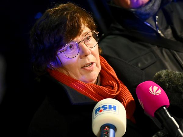 Sabine Sütterlin-Waack (CDU), Innenministerin von Schleswig-Holstein, spricht am Tatort zu den Medien nach der Messerattacke.
