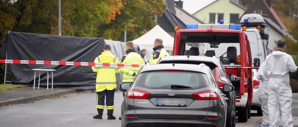 26.10.2023, Horn-Bad Meinberg: Ermittler stehen in einem von der Polizei abgesperrten Bereich, nachdem eine Leiche gefunden wurde.