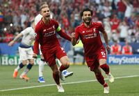 Abgedreht: Mohamed Salah (rechts) jubelt gemeinsam mit Liverpool-Kapitän Jordan Henderson nach seinem 1:0-Führungstreffer.