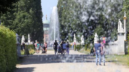 Touristen/Spaziergänger im Park Sanssouci in Potsdam