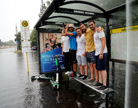 Touristen aus Portugal haben sich an einer Busstation in Tiergarten vor den Wassermassen in Sicherheit gebracht.