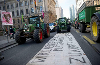 Traktoren übernehmen die Straßen. Tausende Menschen demonstrierten am Sonnabend in Berlin gegen die Agrarindustrie. Motto: "Wir haben Agrarindustrie satt! Gutes Essen. Gute Landwirtschaft. Für alle!" Mehr Bilder vom kreativen Protest sehen Sie in unserer Bildergalerie.