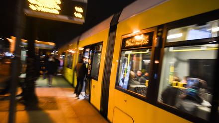 Eine Straßenbahn auf der Linie M10 hält an der Haltestelle Frankfurter Tor.