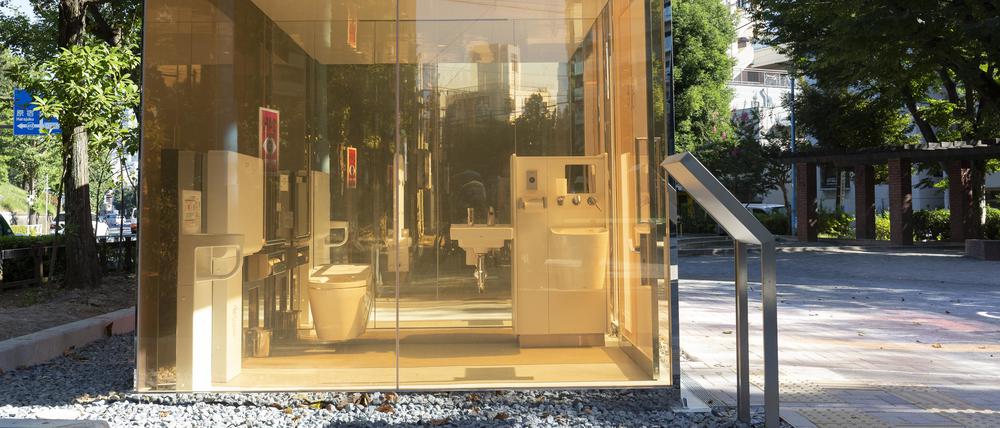Tokio: Neu installierte öffentliche Toiletten mit transparenten Wänden. Sie werden undurchsichtig, sobald jemand eintritt und die Tür verschließt.